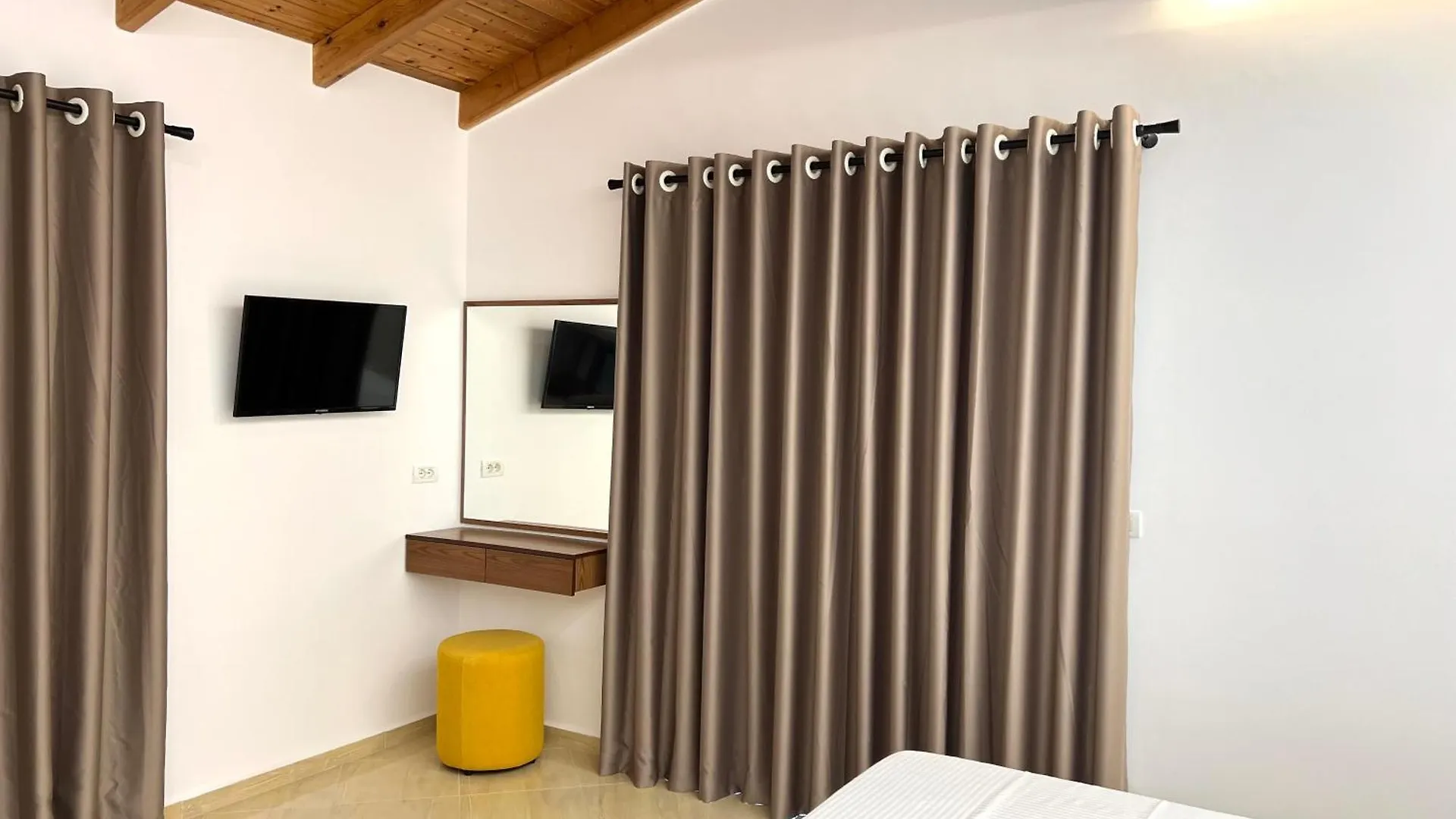 Dine Hotel Ksamil Apartment