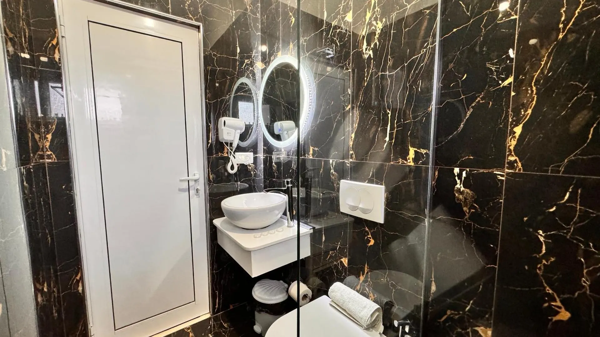 Dine Hotel Ksamil Apartment